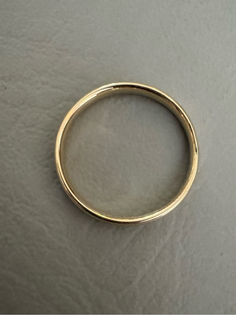 Solid 14k yellow gold wedding band - Picture 4 of 6
